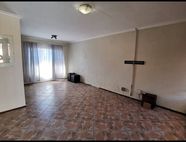 1 BEDROOM SIMPLEX FOR SALE IN VAN DYK PARK